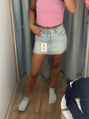 Jeanskjol  - Säljer nu denna fina jeans kjol som är köpt från pull & bear. Är i ett mycket bra skick och använd fåtal gånger. 