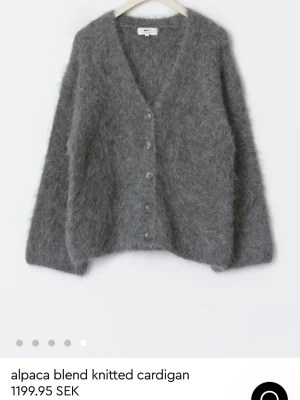 Grå alpacka blend stickad kofta  - Från Gina tricot, är i nyskick. Nypris 1199 kr