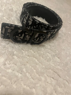 Bälte  - Bältet är lite skadad på mitten hållet men de stör inget allt funkar bara mitten som har litet håll därför säljer jag den för billigt 