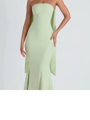 Ljusgrön långklänning med scarf - Säljer min jättefina gröna Ohpolly klänning med scarf detalj. Den passar perfekt till bal eller bröllop. Klänningen passade inte mig och därför säljer jag vidare klänningen. Smink fläckar på scarfen som ej gick bort i tvätten men inte så märkvärdiga.💚