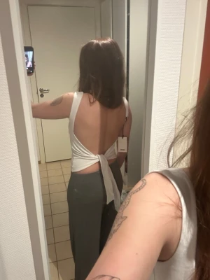 Topp med öppen rygg - Enkel topp med snörning i ryggen. Endast testad, prislapp sitter kvar. Köpt för  2 år sedan men har bara hängt i garderoben.💞 Ordinare pris 299kr. (Var tyvärr inte så bra på att knyta en snygg rosett på egen hand🙃)