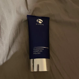 IS Clinical Cleansing Complex Polish rengöring - Produkten är en Cleansing Complex Polish, perfekt för dig som vill rengöra och exfoliera huden på djupet. Tuben har en modern design och känns lyxig i handen. Vegansk. Nypris 620kr.