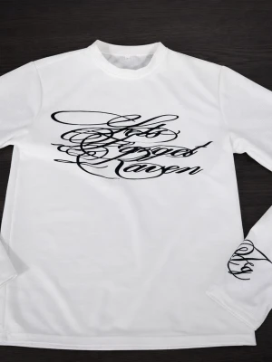 Longsleeve  - Vit långärmad topp med svart, snirkligt texttryck på både fram- och baksidan samt på ena ärmen. Toppens material ser ut att vara bomull eller polyester och har en klassisk rund halsringning. Perfekt för en trendig och stilren look. Storlek S passer mig som är 178-180 passar även om du är kortare 