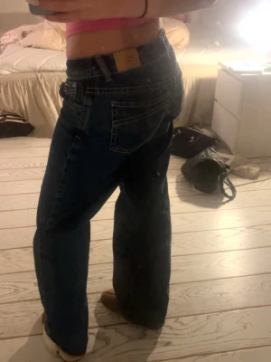 Blå raka jeans från Gina - Säljer ett par klassiska blå lågmidjade jeans från Gina med rak passform och femficksmodell. Säljer pga jag inte gillar färgen på mig själv. nytt skick 🩷
