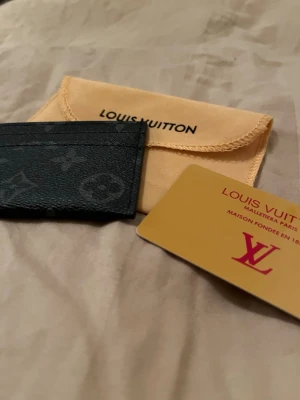 korthållare - Snyggt svart kortfodral/korthållare. Köpt från h&m helt ny aldrig använd 