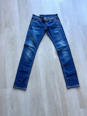 Dondup jeans - Ett par blåa Dondupjeans i storlek 28. Byxorna är i ett fint skick, då dom inte används mycket. Dessa jeans är för någon som vill ha en lite lyxigare look.
