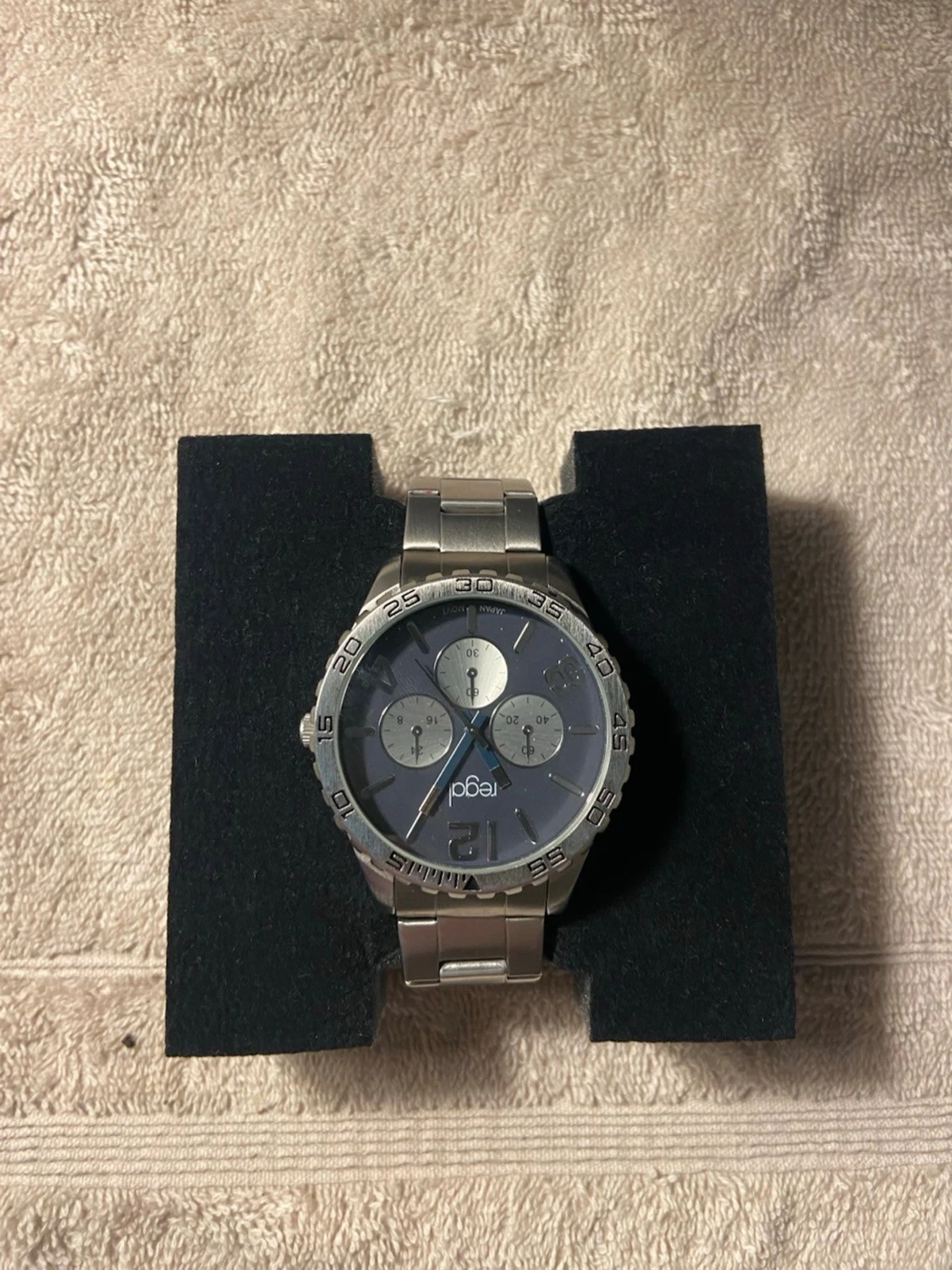 Regal silverfärgad klocka