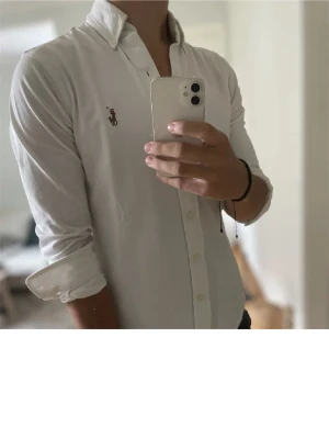 Ralph lauren skjorta  - Säljer denna riktigt snygga skjorta från Ralph lauren den har en lite defekt se på bild två annars väldigt bra skick 