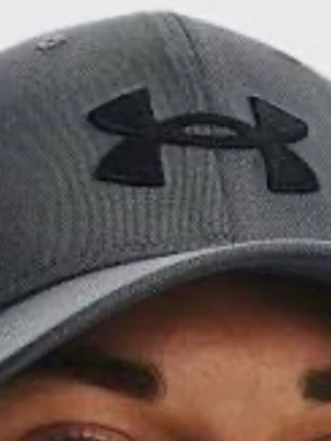 Grå keps från Under Armour - Snygg grå keps från Under Armour med böjd skärm och svart logga framtill. Kepsen har klassisk passform och är tillverkad i ett lätt och slitstarkt material som passar perfekt till en sportig stil.  Jag samlar på kepsar, så de är sparsamt använda och alla har kvar stuket från när de var nya. När jag skickar en keps så gör jag det med mycket vaddering och alltid i en hård kartong. ( är nog ensam om för begagnade kepsar. 