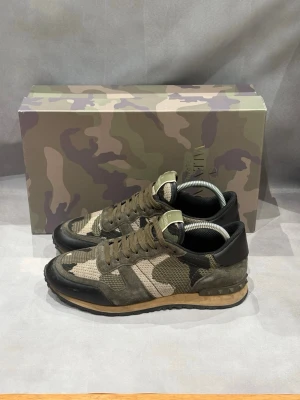 Valentino Rockrunners  - Mörkgröna/svarta rockrunners | Dyraste modellen | Skick - 8,5/10 | Storlek - 40 sitter som 41 | Box medföljer vid köp | Hör av er vid frågor eller funderingar 🙌