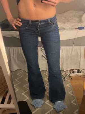 Mörkblåa jeans från Hm - Absolut inga defekter! Köptes och syddes ner till super-low waist ‼️sömmen kan inte gå upp, utan är noggrant sydd‼️