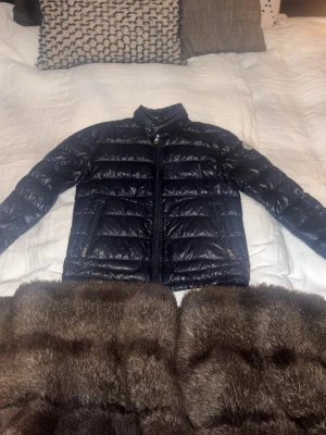 Mörkblå Moncler Dunjacka - En snygg mörkblå dunjacka från moncler passar till både tjejer o killar och en perfekt jacka nu till hösten. Varan är äkta