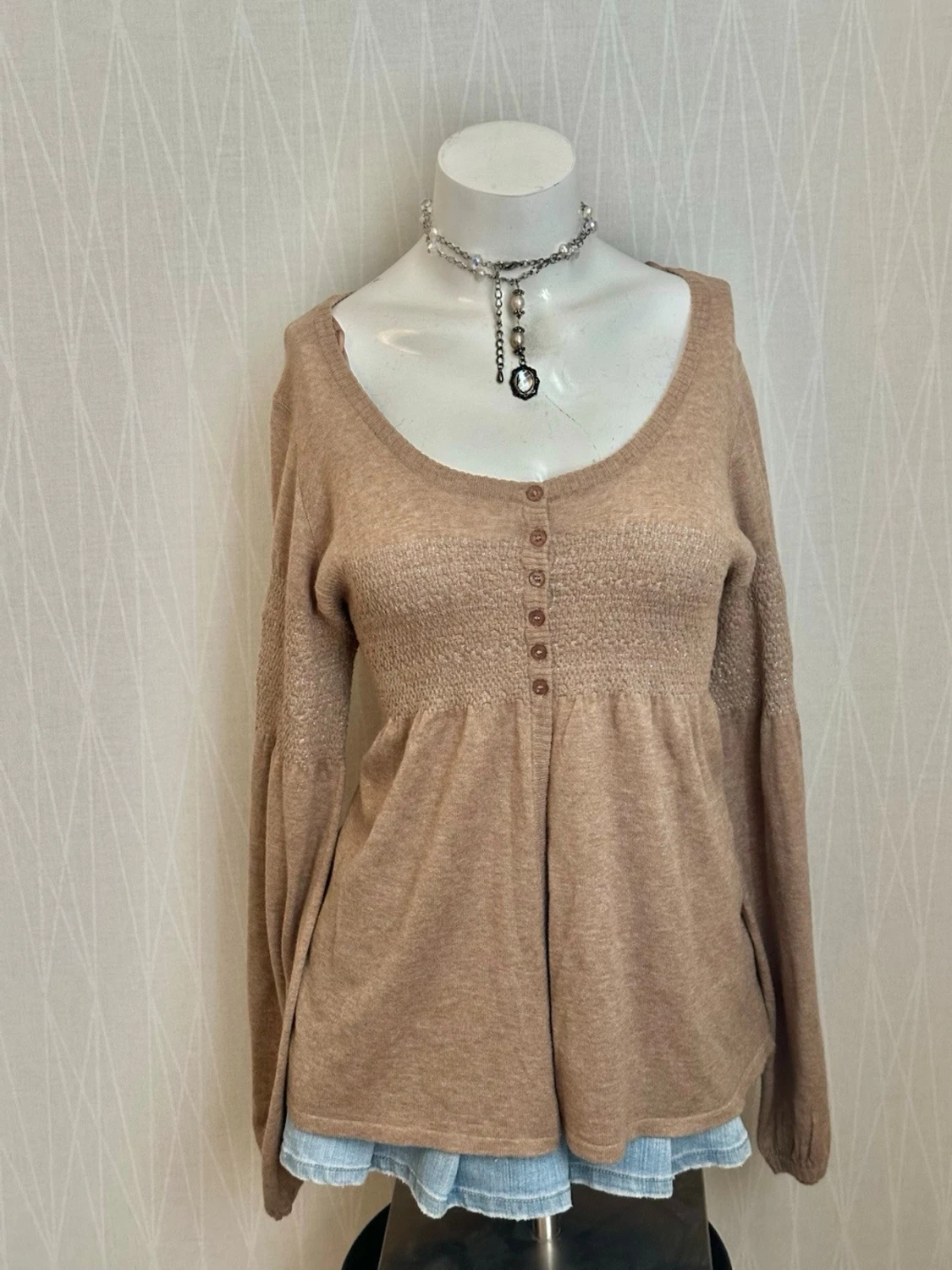 Beige långärmad blus med knappar