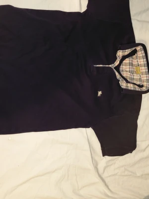Burberry t-shirt GÅR ATT PRUTA PRISET  - GÅR ATT PRUTA PRISET Säljer en svart kortärmad piké från burberry perfekt för dig som är lite större än S och en smalare M 