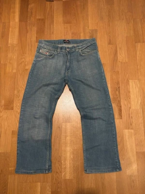 Vintage Diesel Jeans - Vintage straight leg jeans.  Brand: Diesel Tagged size: W34  Waist (flat): 42cm Length: 94cm Leg opening: 23cm  Follow my profile for 10% off your purchase!  More jeans available on my profile.  Nr: 30
