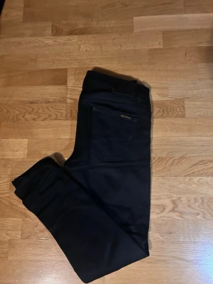 Nudie Jeans  - Säljer ett par svarta Nuide Jeans som jag inte använder längre. Modell: Lean Dean Dry Everblack. Skick 7/10. Storlek: W30 L32. Pris kan diskuteras och hör av vid minsta lilla fråga✌️nypris ca: 1600kr
