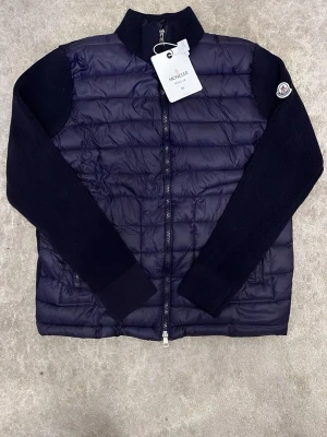 Moncler cardigan  - Helt ny, storlek M. Nfc Scan✅.                            Hör av dig vid frågor. 