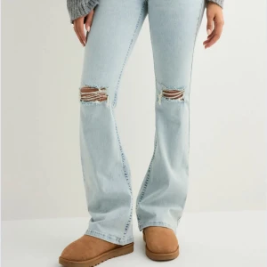 Ljusblå bootcut jeans Nelly  - Säljer dessa jeans från Nelly! I storlek 38, har använt de 3-4 gånger så de är som nya!🩷