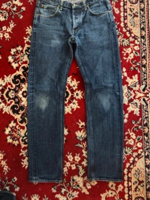Lee selvedge jeans  - Ett par riktigt bra Lee 101s selvedge jeans. Som ni kan se på innerfickan så är dessa vävda i Japan i 13 3/4 Oz tyg, alltså väldigt tjockt. Dessa brallor kommer förmodligen hålla resten av ditt liv. En riktig najs detalj som är anledningen jag köpte dem är att man kan se selvedge id på utsidan av jeansen (se bild 2). Börjar bli riktigt najs fades på dessa och dem kommer bara bli snyggare och snyggare ju mer dem används. Taggen säger 32/36 men dem är snarare 32/33. slänger in tisha vid köp