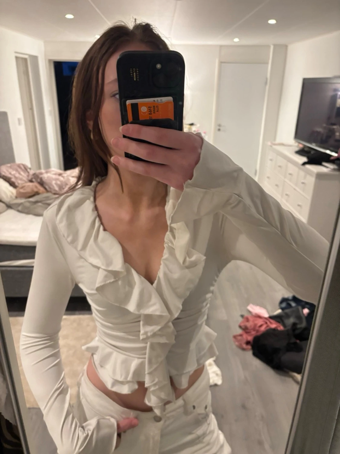 Vit volangblus med djup urringning - 1