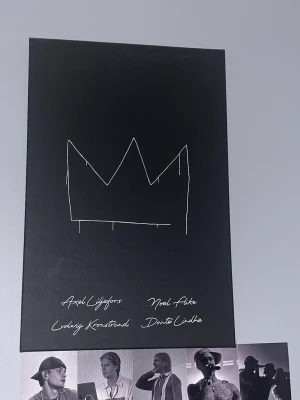 hov1 tavla - jag säljer en hov1 tavla 60x40 som jag själv har gjort  2025 så slutade hov1 och i deras avskedsbrev på sista sliden så hade dem sina signaturer skriva där  jag kommer sälja tavlan för 450 kr men vid snabbt köp kan jag sälja för 350 kr, och varför jag säljer för sånt här pris är för atg jag lagt pengar på canvas tavlan, massor av färg, tid osv