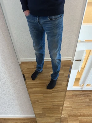 G-star jeans - Säljer ett par blåa jeans från G-star raw. Jag på bilden är ca 180 lång och väger 65kg. Hör av dig vid fler frågor.
