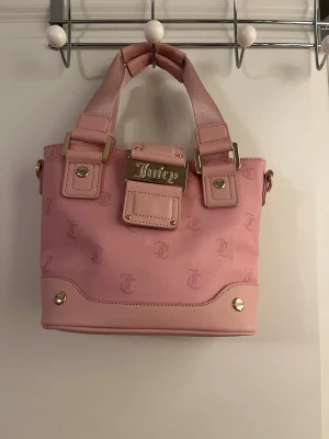 Rosa handväska från Juicy Couture - Säljer en helt ny väska från juicy couture. Säljer då den inte kommer till användning. 
