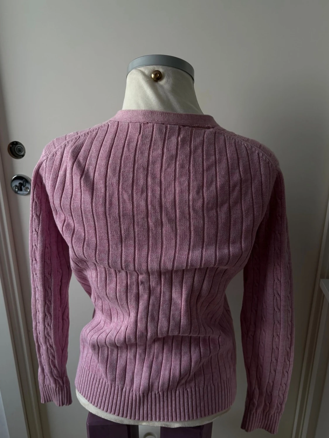 Rosa kabelstickad kofta – klassisk & feminin - 3