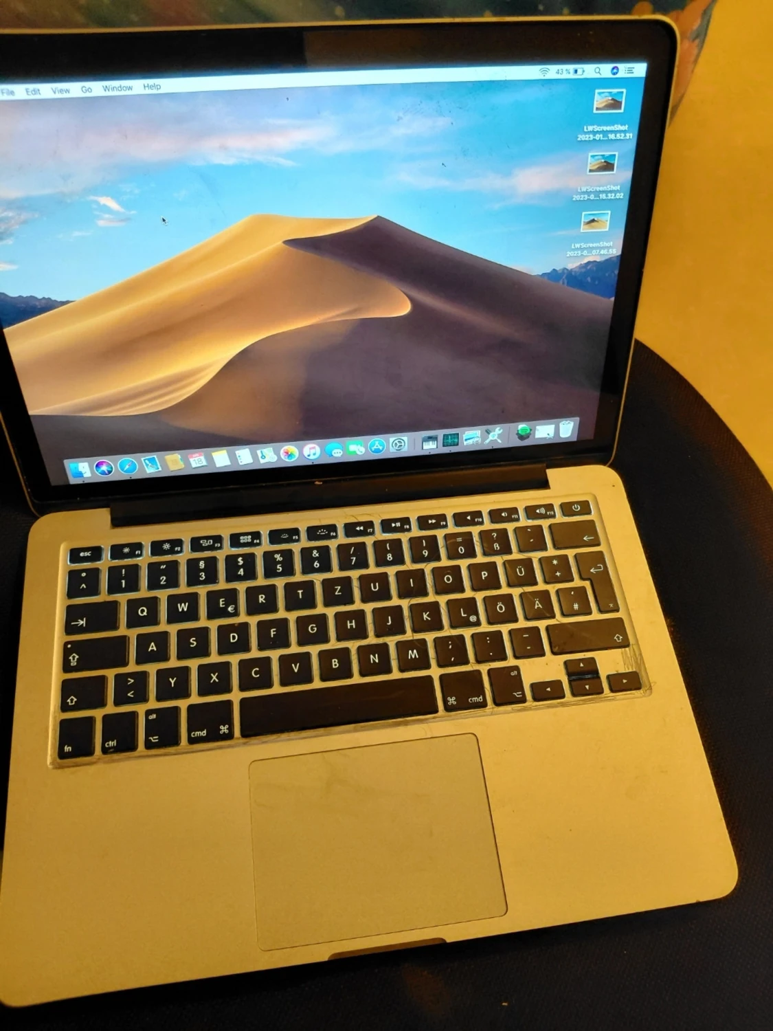 MacBook silver med klistermärken - 1