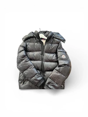 Moncler maya - Tjena sugen på en snygg och skön vinter jacka då har ni hittat rätt säljer nu min moncler maya pris skic 9,5/10 skicka priser ! BARA SERIÖSA KÖPARE !!!