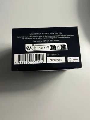 Montblanc svart parfymflaska - Snygg parfym från Montblanc i en elegant svart flaska med silverdetaljer och rundad form. Flaskan har en stilren design med metallock där Montblanc-loggan syns tydligt. Perfekt för dig som gillar exklusiva dofter och vill ha en lyxig accessoar på hyllan.