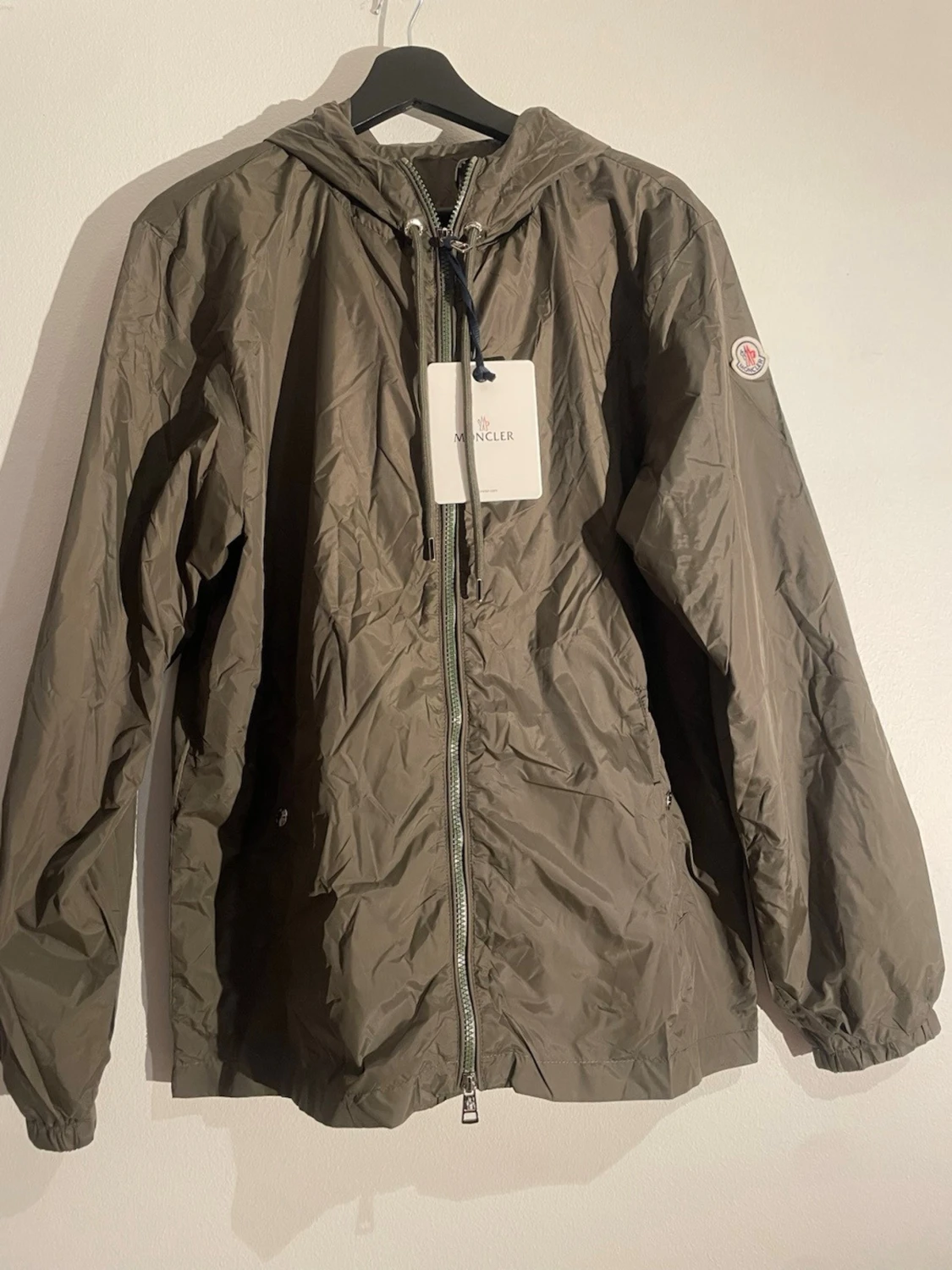 Olivgrön vindjacka från Moncler