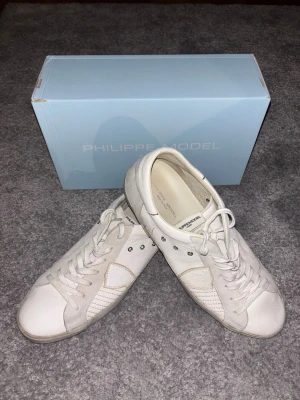 Philippe Model prsx low - Kom med bud!!!!!     Ett par Philippe Model prsx low man - mixage pop blanc. Endast testade annars oanvända, skick: 10/10. Strl 45. Nypris 3500+ mitt pris : 2399 kr. Kan gå ner vid snabb affär 😉. Hör av er vid frågor eller om ni vill ha fler bilder! Skickar snabbt 🚚💨