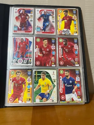 Samlarpärm med fotbollskort  - Säljer en samlarpärm fylld med fotbollskort från olika lag och spelare, bland annat Bayern München, PSG, Manchester United och brasilianska landslaget. Korten har färgglada designer och visar spelare i matchställ. Perfekt för dig som gillar fotboll och samlar på sportkort. ( jag fick inte plats med alla bilder så vid intresse så skriv till mig )  