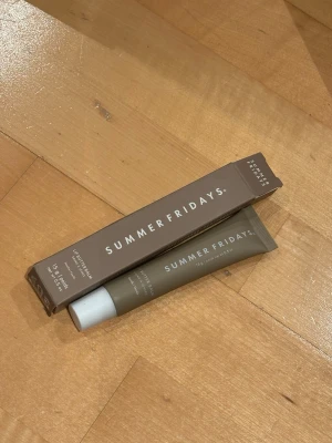 Summer Fridays Lip Butter Balm - Säljer den tiktok populära Summer Fridays Lip Butter Balm i Vanilla. Aldrig använd. Endast uttagen ur förpackningen för att fota. Nypris 309 kr på Sephora.