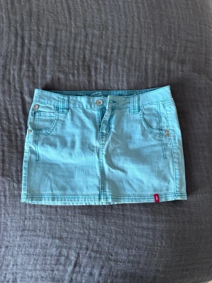 Turkos jeanskjol från Esprit - Snygg ljusblå jeanskjol från Esprit med låg midja. Kort modell som passar perfekt till sommaren. Fin färg och passformen är jätteskön!