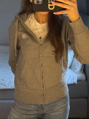 Grå Acne Studios ziphoodie - Säljer denna zip hoodie från Acne Studios. Storlek XS men passar S också. Endast använd fåtal gånger och i super fint skick, tvättad en gång. 850 kr + frakt! Vid fler frågor, etc, skriv privat 🙌🏼🪩🩷🙌🏼🍋‍🟩🏄🏽‍♀️🙏🏼