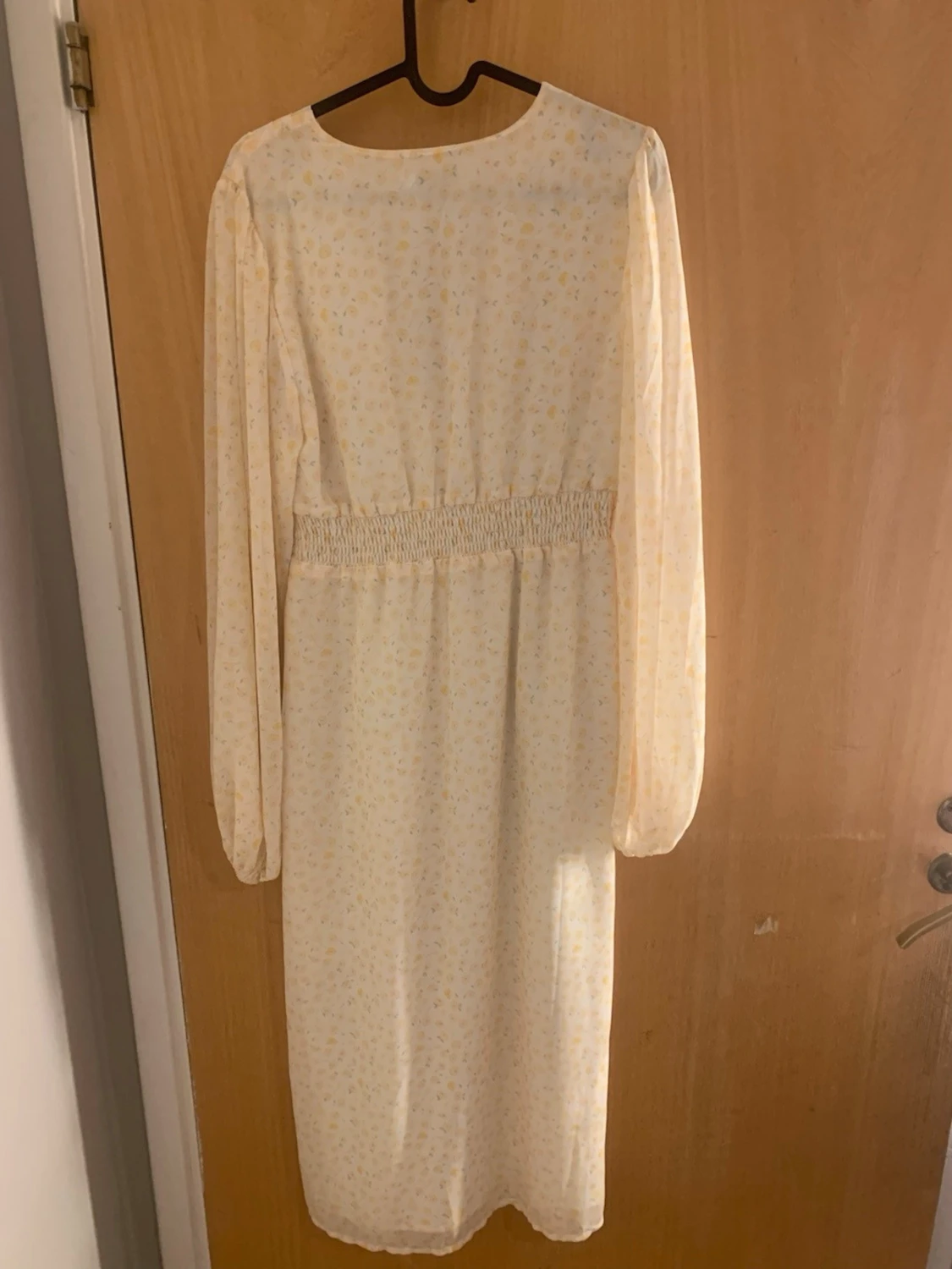 Ljusgul blommig långklänning från NA-KD - 1