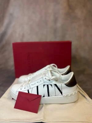 Valentino Opens ”VLTN” | Dam Storlek 37,5 - Valentino skor till damer i storleken 37,5 | Sjukt bra skick, som nya | Allt på bilden ingår | Äkta ⭐️Äkthetsbevis finns på sista bilden