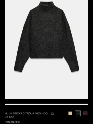 Mörkgrå stickad polotröja - Mysig mörkgrå stickad tröja med hög krage och långa ärmar. 🤍 Använd endast 1 gång 