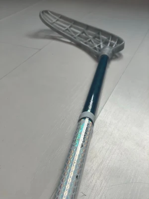 Unihoc Carbskin innebandyklubba - Säljer en Unihoc Carbskin innebandyklubba med ett grått unilite blad på. Klubban är i bra skick några småslag men som inte påverkar klubban alls lindan är ju använd men de går lätt o byta. Nypris ;2199 på klubbhuset mitt pris 799 hör av er vid frågor 