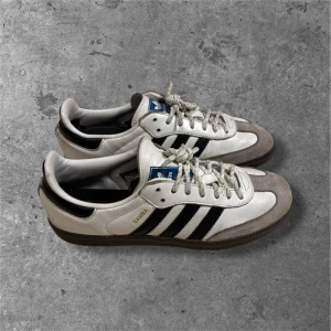 Adidas Samba - Säljer dessa snygga Adidas Samba skorna | storlek 38 2/3 | skick: 8/10, lite slitna och tyvärr saknas sulorna men lätt att köpa nya | Hör av er vid intresse, pris kan diskuteras något 🙌 