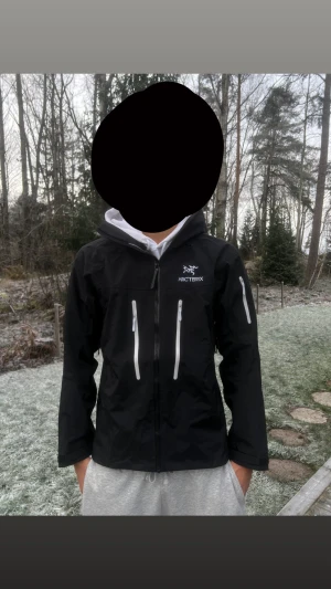 Arcteryx Jacka  - Arcteryx jacka SV alpha, en sällsynt jacka som jag använde 1 skidsäsong men säljs eftersom den börjar bli för liten. På bilderna ser ni att den har fullt fungerande gortex så alltså helt vattentät och den har inga deffekter i princip som ny, storleken är S men passar eventuellt en person som har M. Passar bra nu till skidsäsongen, dessutom behöver jag köpa en ny så ifall ni har ett bra bud så tveka inte på att kontakta. Och skriv gärna om ni har frågor eller vill ha fler bilder!