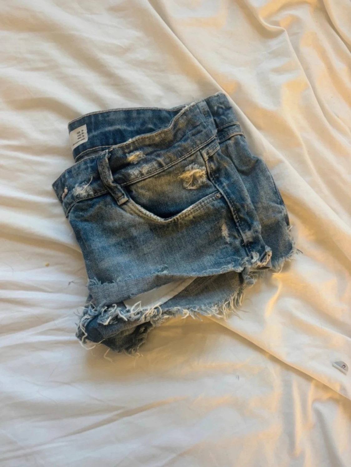 Blå jeansshorts från Zara med slitningar - 2