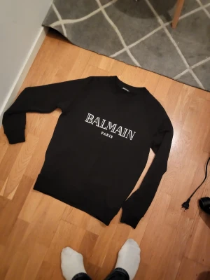 Svart sweatshirt från Balmain Paris - I nytt skick hängt i garderoben, storlek M. 100% orginal 