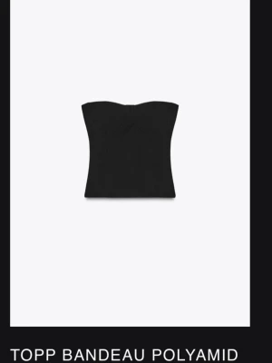 Svart bandeau tubtopp - Säljer en svart bandeau tubtopp med enkel och stilren design. Jag säljer den då för att den inte passade mig när jag fick hem den och sen så väntade jag för länge och kunde inte skicka tillbaks den igen, toppen är helt ny och inte använd. Skriv mer för tydligare bilder!