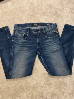 Replay jeans 👖  - Säljer feta Replay jeans med skön tvätt. Modellen är Anbass och jeansen har inga defekter. Storleken är W32. Skriv för frågor 😀