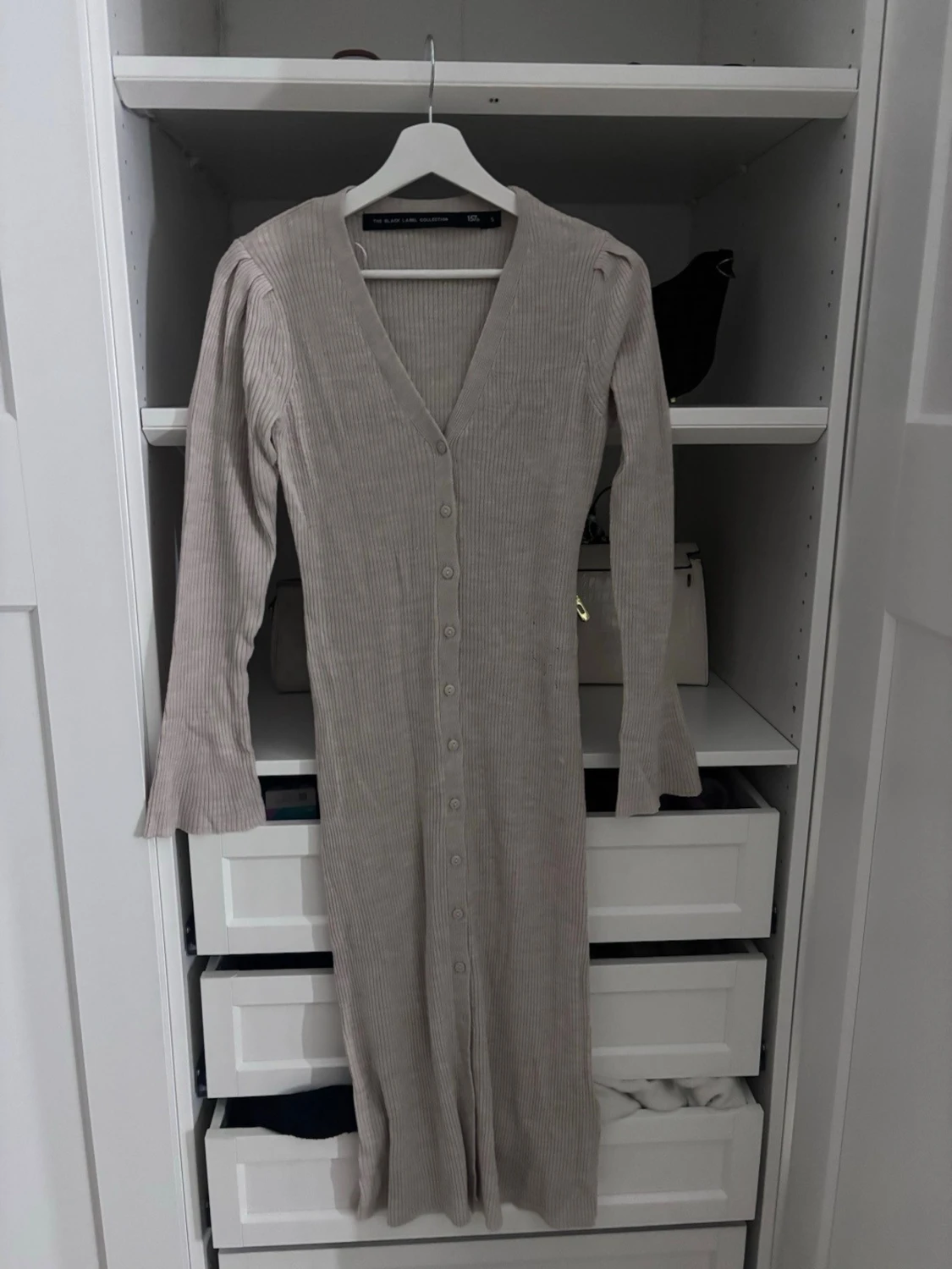 Beige ribbad långklänning med knappar