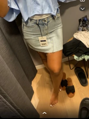 Ljusblå jeanskjol från PINKY - Trendig ljusblå jeanskjol från PINKY. Den har tyvärr gått sönder.  Inget som syns när man bär kjolen. Storlek M men passar s-m. Säljer super billigt då den har gått sönder. Knappt använd. 