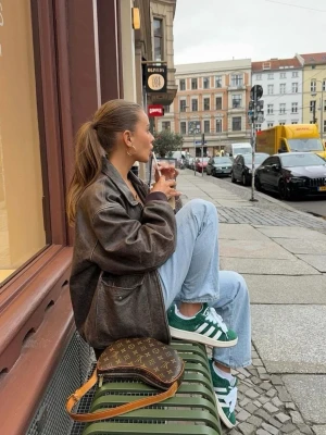 Gröna adidas campus - Gröna adidas campus. Nästan aldrig använda och i ett bra skick! Nypris 1200:-☺️🩷